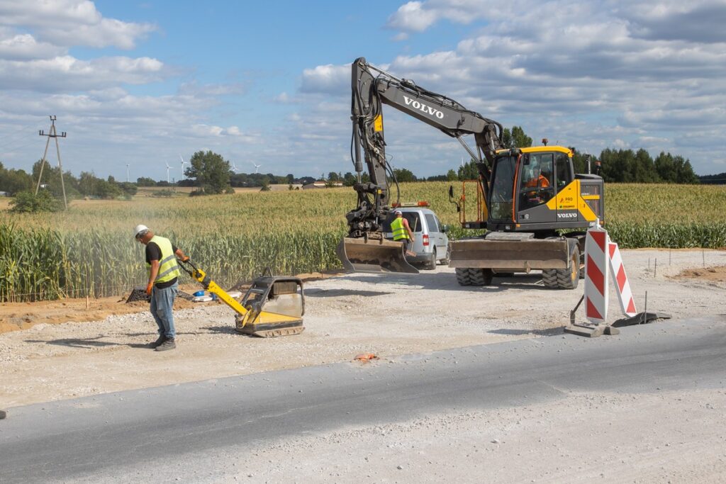 Construction of a roundabout in Dyblin, photo by Mikołaj Kuras for UMWKP