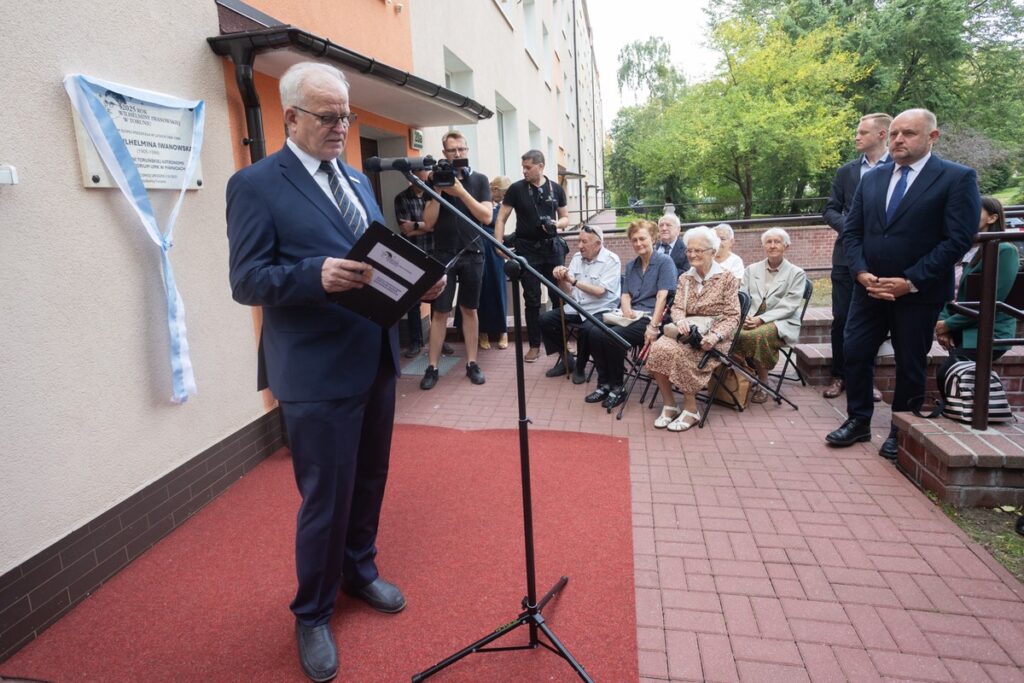 Odsłonięcie tablicy poświęconej prof. Wilhelminie Iwanowskiej, fot. Mikołaj Kuras dla UMWKP