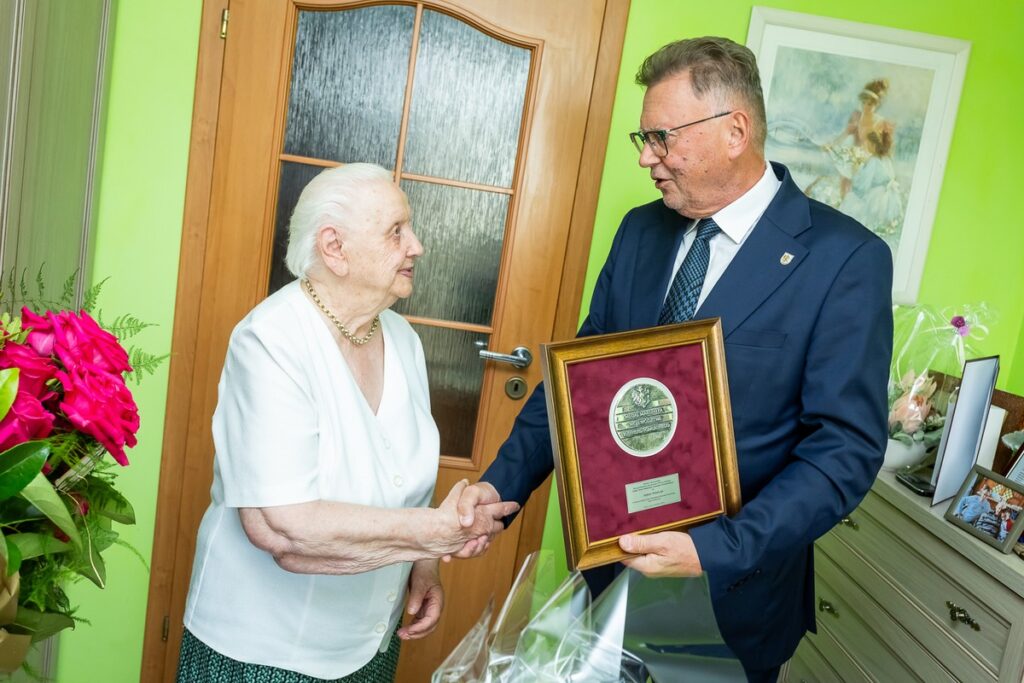 Presentation of the Unitas Durat medal to Stefania Wolańczyk, photo: Tomasz Czachorowski/eventphoto.com.pl