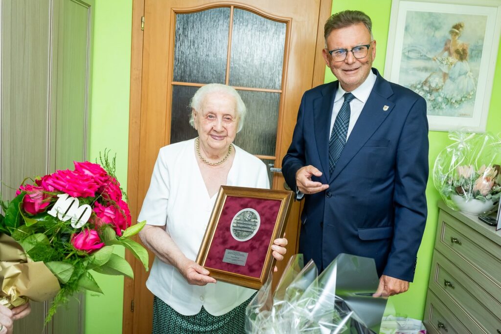 Presentation of the Unitas Durat medal to Stefania Wolańczyk, photo: Tomasz Czachorowski/eventphoto.com.pl