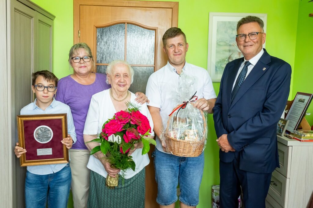 Presentation of the Unitas Durat medal to Stefania Wolańczyk, photo: Tomasz Czachorowski/eventphoto.com.pl