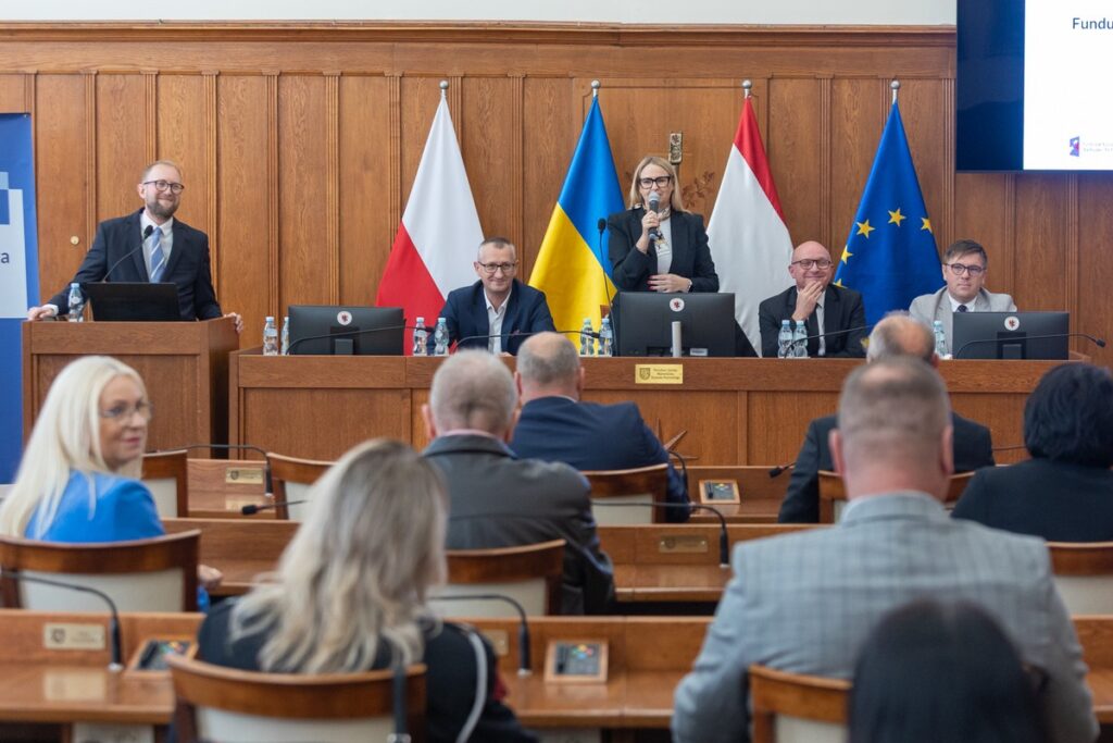 Ceremonia wręczenia umów FEdKP i KPO, fot. Mikołaj Kuras dla UMWKP