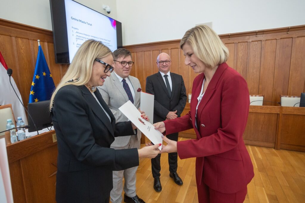 Ceremonia wręczenia umów FEdKP i KPO, fot. Mikołaj Kuras dla UMWKP