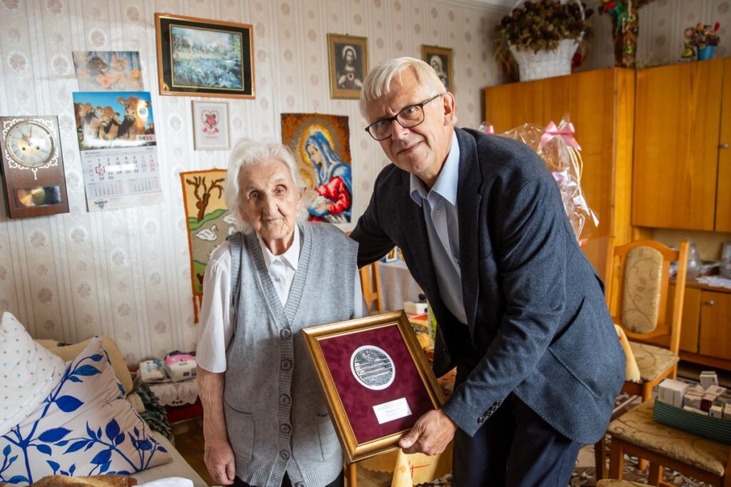 Presentation of the Unitas Durat medal to Stanisława Kędziorek, photo by Andrzej Goiński/UMWKP