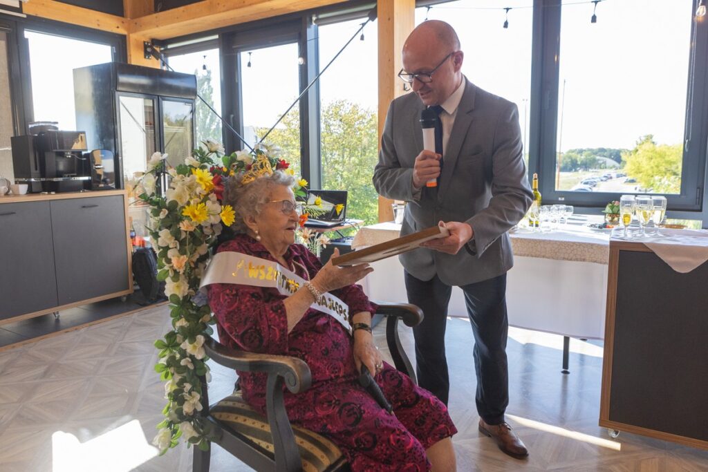 Awarding the Unitas Durat medal to Halina Raczyńska, photo by Mikołaj Kuras for UMWKP