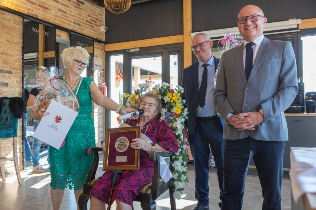 Awarding the Unitas Durat medal to Halina Raczyńska, photo by Mikołaj Kuras for UMWKP
