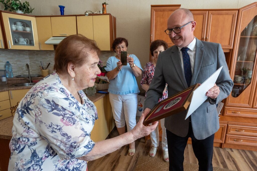 Awarding the Unitas Durat medal to Jadwiga Ruszkiewicz, photo by Mikołaj Kuras for UMWKP