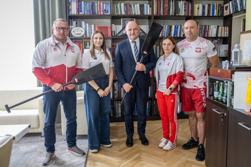 Spotkanie marszałka z zawodnikami Stowarzyszenia Sportów Wodnych Dragon Chełmno, fot. Szymon Zdziebło/tarantoga.pl dla UMWKP