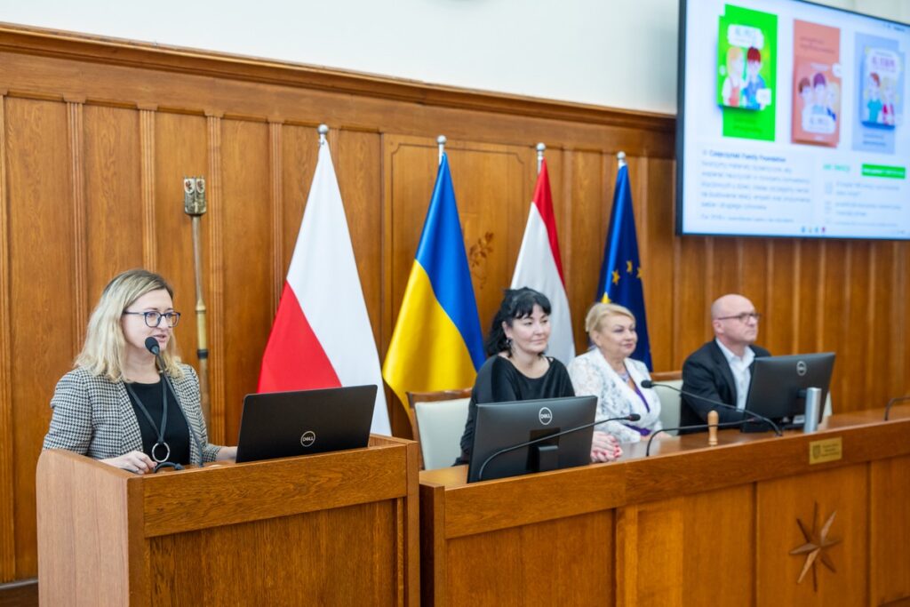 Wręczenie pakietów „ABC edukacji” i „ABC empatii”, fot. Andrzej Goiński/UMWKP