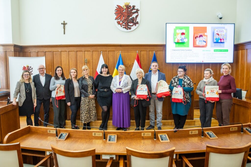 Wręczenie pakietów „ABC edukacji” i „ABC empatii”, fot. Andrzej Goiński/UMWKP