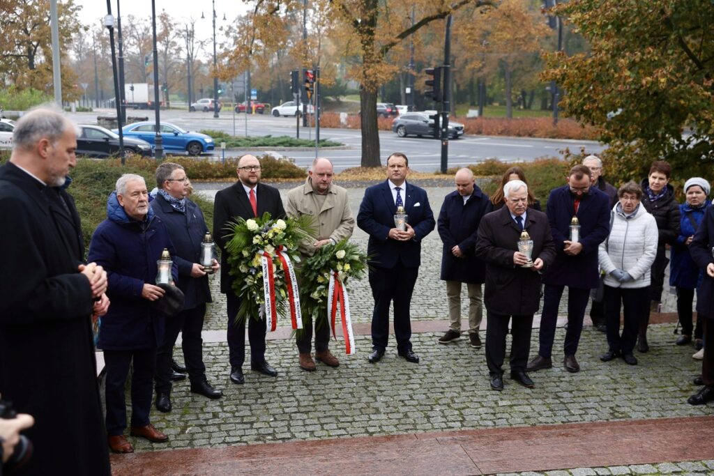 Laying of flowers ceremony at the John Paul II monument in Toruń, photo by Andrzej Goiński/UMWKP Laying of flowers ceremony at the John Paul II monument in Toruń, photo by Andrzej Goiński/UMWKP