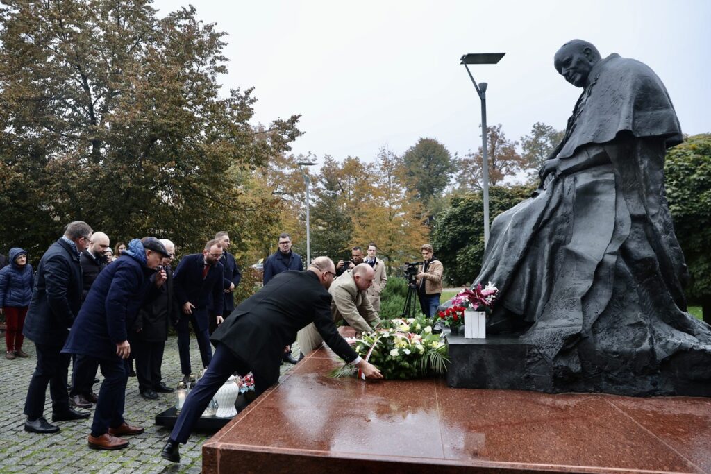 Laying of flowers ceremony at the John Paul II monument in Toruń, photo by Andrzej Goiński/UMWKP