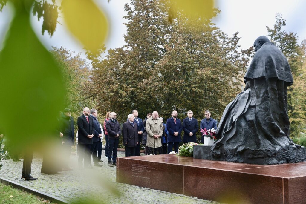 Laying of flowers ceremony at the John Paul II monument in Toruń, photo by Andrzej Goiński/UMWKP