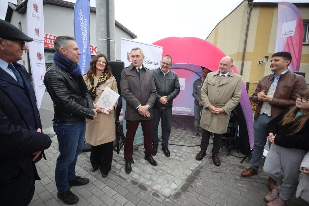 Otwarcie ronda w Golubiu-Dobrzyniu, fot. Mikołaj Kuras dla UMWKP