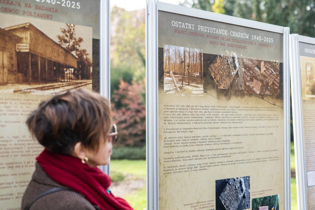 Opening of the outdoor exhibition “Last Stop Kharkiv 1940–2025”, photo by Szymon Zdziebło / tarantoga.pl for UMWKP Opening of the outdoor exhibition “Last Stop Kharkiv 1940–2025”, photo by Szymon Zdziebło / tarantoga.pl for UMWKP