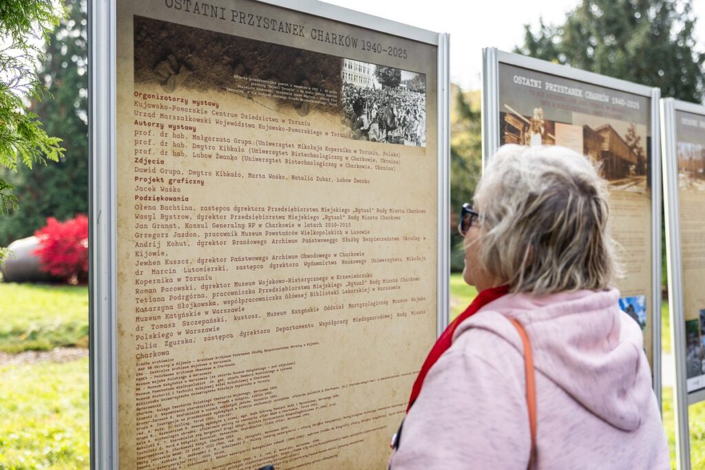 Opening of the outdoor exhibition “Last Stop Kharkiv 1940–2025”, photo by Szymon Zdziebło / tarantoga.pl for UMWKP