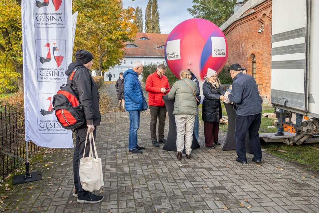 Odbiór gęsich tuszek w Toruniu, fot. Szymon Zdziebło/tarantoga.pl dla UMWKP