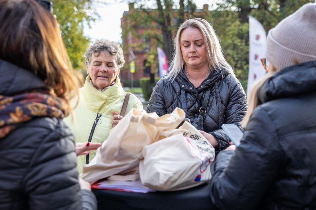 Odbiór gęsich tuszek w Toruniu, fot. Szymon Zdziebło/tarantoga.pl dla UMWKP