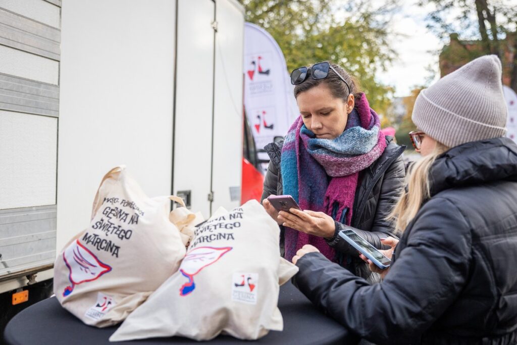 Odbiór gęsich tuszek w Toruniu, fot. Szymon Zdziebło/tarantoga.pl dla UMWKP