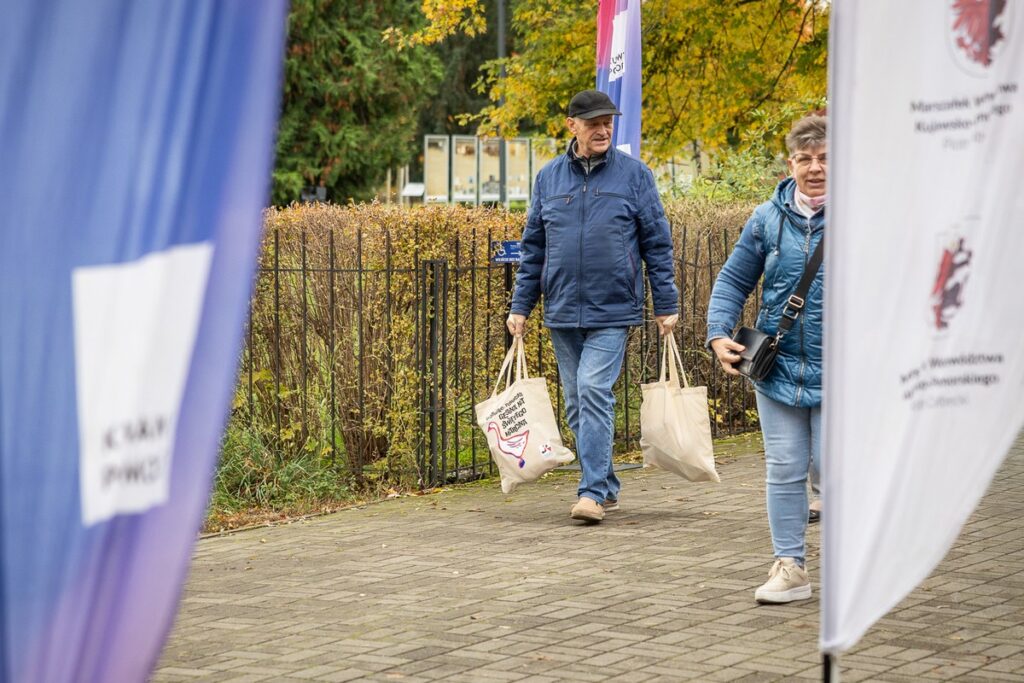 Odbiór gęsich tuszek w Toruniu, fot. Szymon Zdziebło/tarantoga.pl dla UMWKP