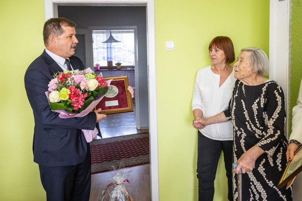 Wręczenie medalu Unitas Durat Zygmuncie Jasienieckiej, fot. Szymon Zdziebło/tarantoga.pl dla UMWKP Awarding the Unitas Durat medal to Zygmuncia Jasieniecka, photo by Szymon Zdziebło/tarantoga.pl for UMWKP