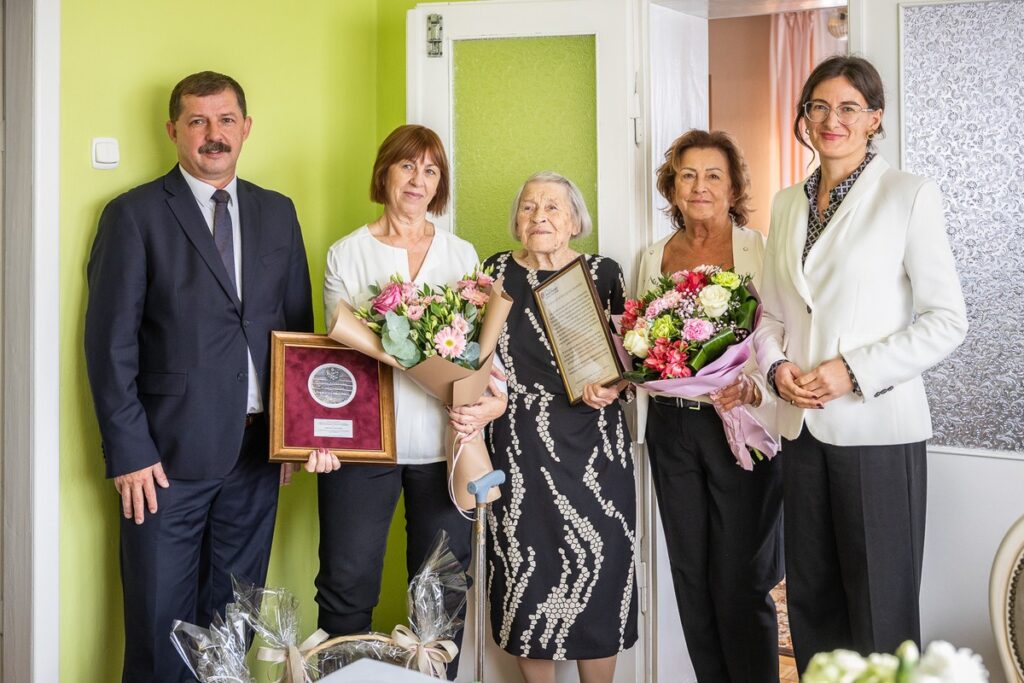 Wręczenie medalu Unitas Durat Zygmuncie Jasienieckiej, fot. Szymon Zdziebło/tarantoga.pl dla UMWKP Awarding the Unitas Durat medal to Zygmuncia Jasieniecka, photo by Szymon Zdziebło/tarantoga.pl for UMWKP