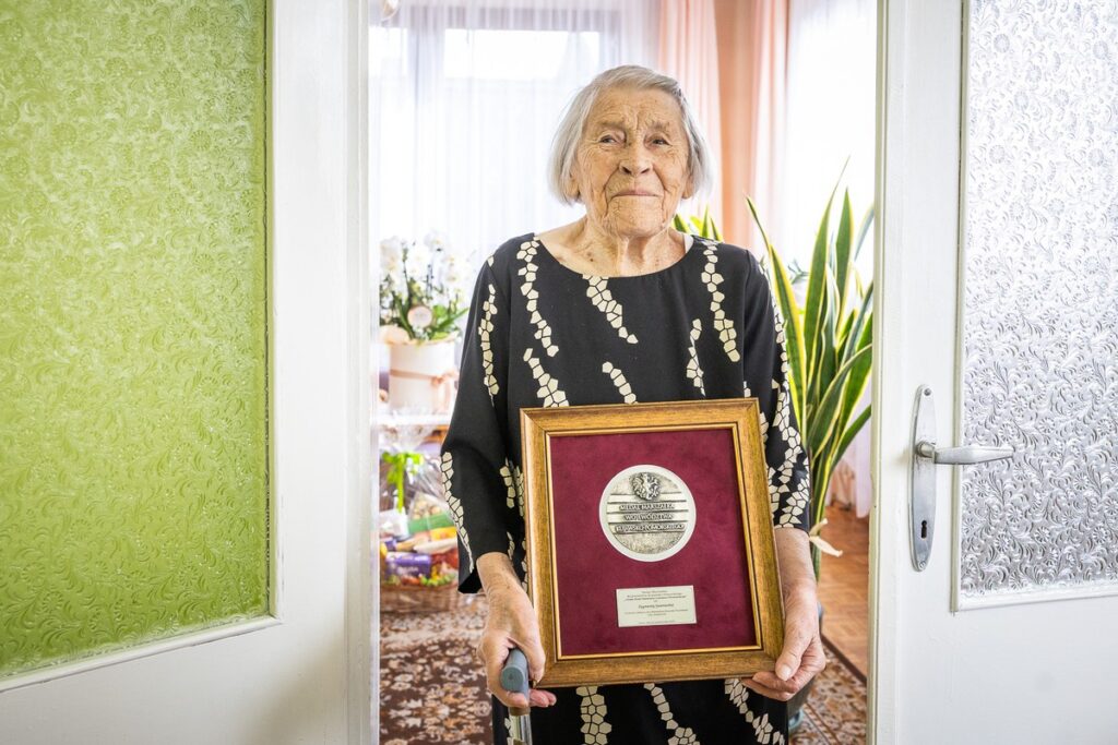 Wręczenie medalu Unitas Durat Zygmuncie Jasienieckiej, fot. Szymon Zdziebło/tarantoga.pl dla UMWKP Awarding the Unitas Durat medal to Zygmuncia Jasieniecka, photo by Szymon Zdziebło/tarantoga.pl for UMWKP