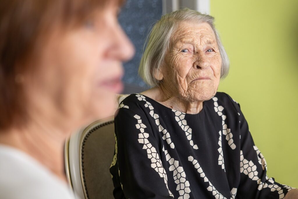 Wręczenie medalu Unitas Durat Zygmuncie Jasienieckiej, fot. Szymon Zdziebło/tarantoga.pl dla UMWKP Awarding the Unitas Durat medal to Zygmuncia Jasieniecka, photo by Szymon Zdziebło/tarantoga.pl for UMWKP