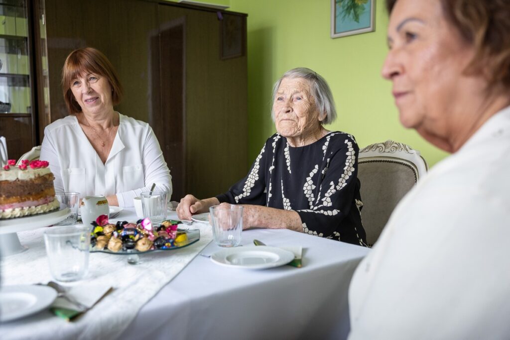 Wręczenie medalu Unitas Durat Zygmuncie Jasienieckiej, fot. Szymon Zdziebło/tarantoga.pl dla UMWKP Awarding the Unitas Durat medal to Zygmuncia Jasieniecka, photo by Szymon Zdziebło/tarantoga.pl for UMWKP