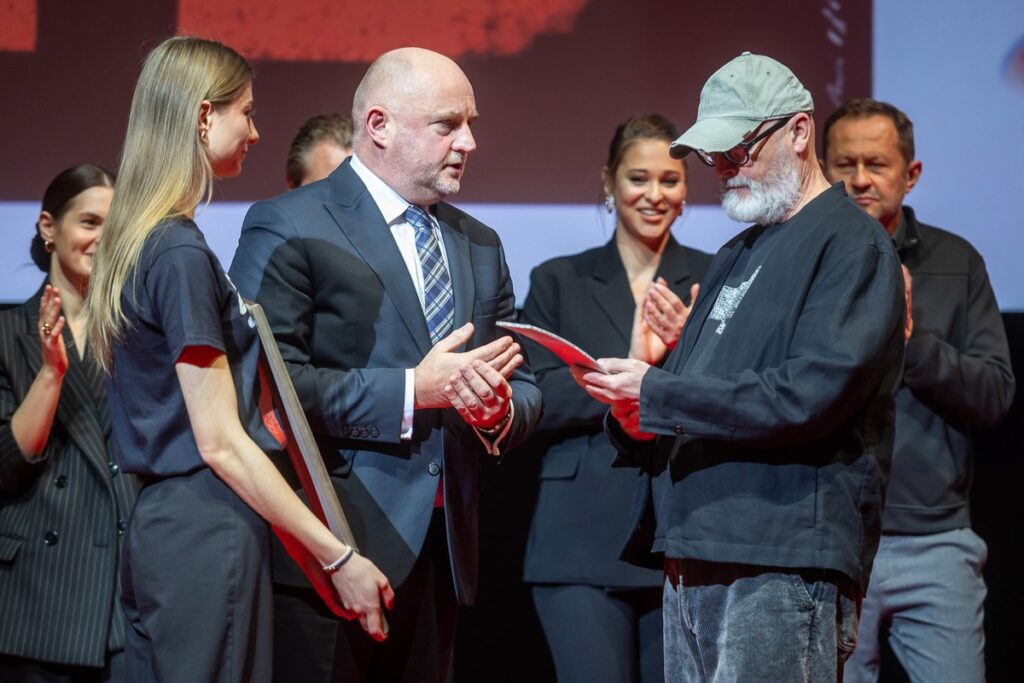 Wojciech Smarzowski odbiera z rąk marszałka Piotra Całbeckiego Nagrodę Filmową Marszałka Województwa, fot. Szymon Zdziebło/tarantoga dla UMWKP