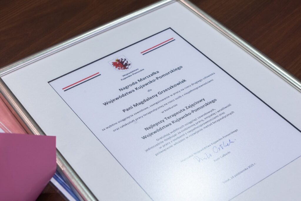 Wręczenie nagrody dla najlepszej terapeutki zajęciowej. Fot. Mikołaj Kuras dla UMWKP