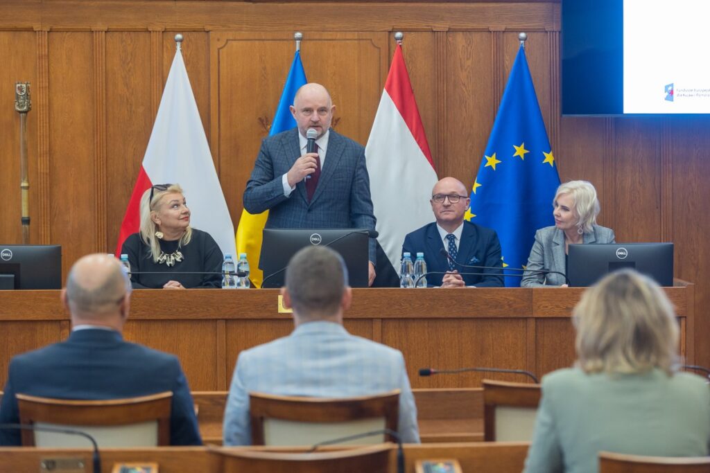 Przekazanie umów o finansowanie projektów w ramach FEdKP, 29 października 2025, fot. Mikołaj Kuras dla UMWKP Handover of project financing agreements under FEdKP, October 29, 2025, photo by Mikołaj Kuras for the UMWKP