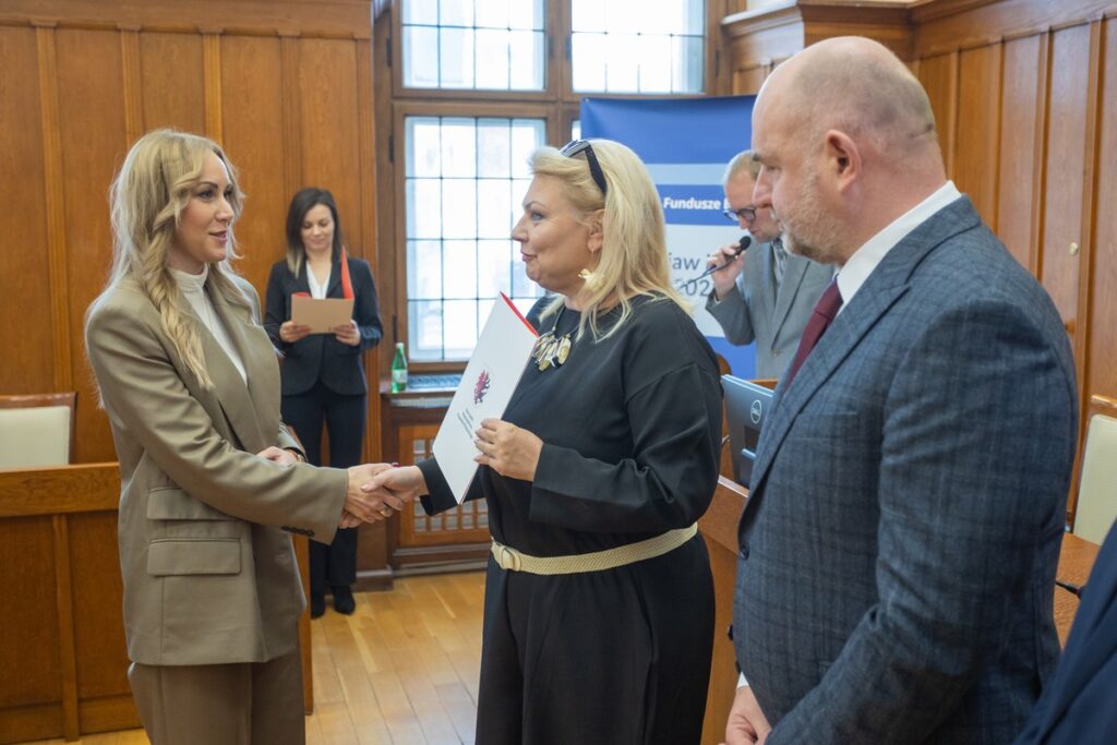 Przekazanie umów o finansowanie projektów w ramach FEdKP, 29 października 2025, fot. Mikołaj Kuras dla UMWKP Handover of project financing agreements under FEdKP, October 29, 2025, photo by Mikołaj Kuras for the UMWKP