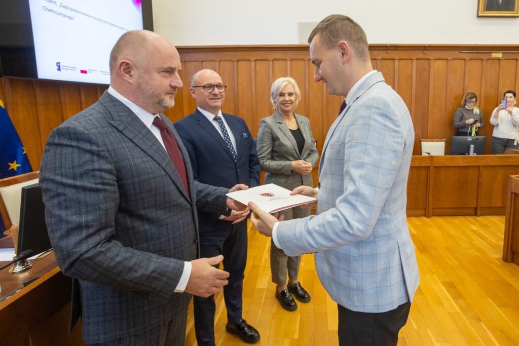 Przekazanie umów o finansowanie projektów w ramach FEdKP, 29 października 2025, fot. Mikołaj Kuras dla UMWKP Handover of project financing agreements under FEdKP, October 29, 2025, photo by Mikołaj Kuras for the UMWKP