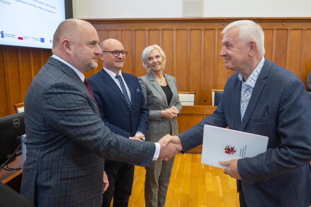 Przekazanie umów o finansowanie projektów w ramach FEdKP, 29 października 2025, fot. Mikołaj Kuras dla UMWKP Handover of project financing agreements under FEdKP, October 29, 2025, photo by Mikołaj Kuras for the UMWKP