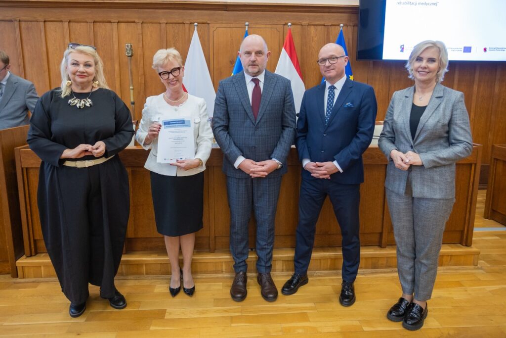 Przekazanie umów o finansowanie projektów w ramach FEdKP, 29 października 2025, fot. Mikołaj Kuras dla UMWKP Handover of project financing agreements under FEdKP, October 29, 2025, photo by Mikołaj Kuras for the UMWKP