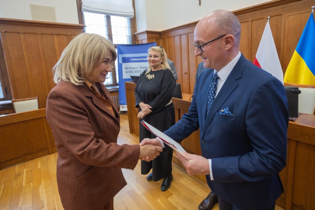 Przekazanie umów o finansowanie projektów w ramach FEdKP, 29 października 2025, fot. Mikołaj Kuras dla UMWKP Handover of project financing agreements under FEdKP, October 29, 2025, photo by Mikołaj Kuras for the UMWKP