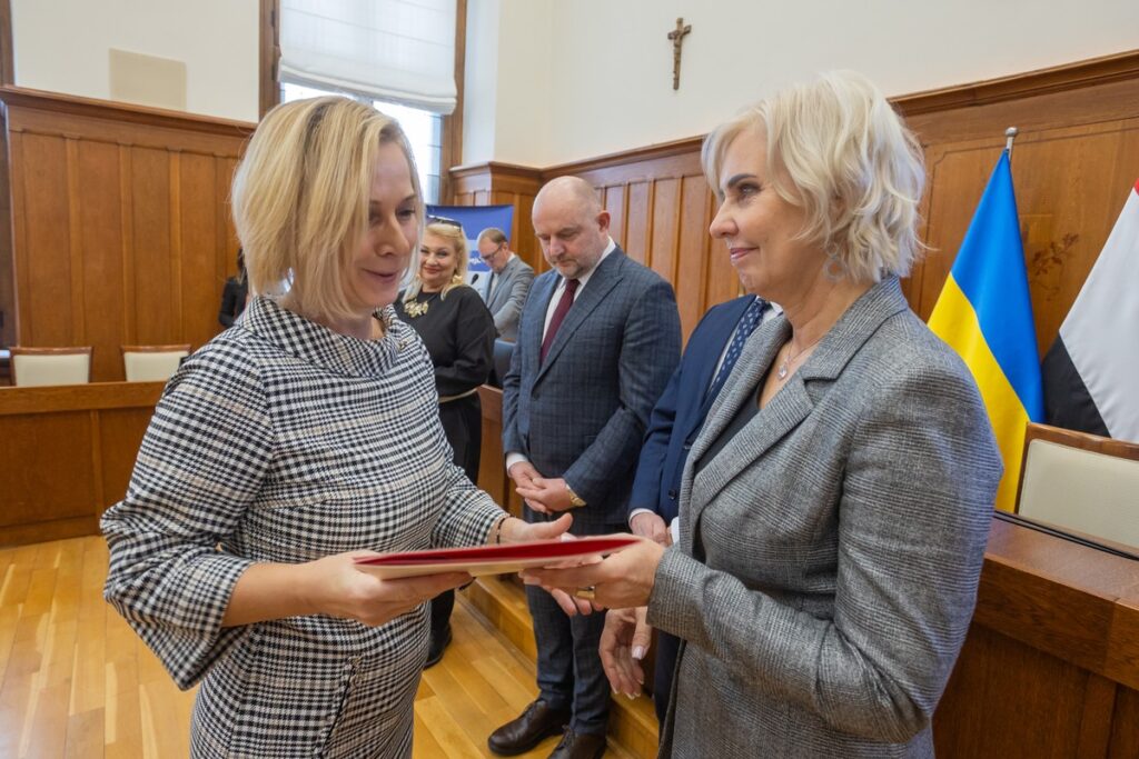 Przekazanie umów o finansowanie projektów w ramach FEdKP, 29 października 2025, fot. Mikołaj Kuras dla UMWKP Handover of project financing agreements under FEdKP, October 29, 2025, photo by Mikołaj Kuras for the UMWKP
