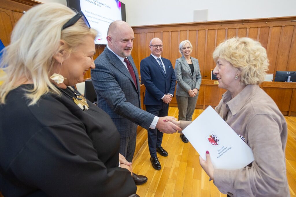 Przekazanie umów o finansowanie projektów w ramach FEdKP, 29 października 2025, fot. Mikołaj Kuras dla UMWKP Handover of project financing agreements under FEdKP, October 29, 2025, photo by Mikołaj Kuras for the UMWKP
