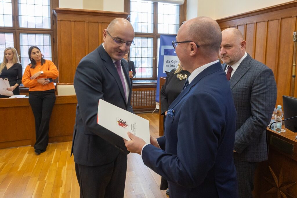 Przekazanie umów o finansowanie projektów w ramach FEdKP, 29 października 2025, fot. Mikołaj Kuras dla UMWKP Handover of project financing agreements under FEdKP, October 29, 2025, photo by Mikołaj Kuras for the UMWKP