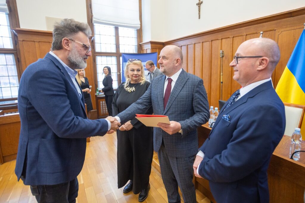 Przekazanie umów o finansowanie projektów w ramach FEdKP, 29 października 2025, fot. Mikołaj Kuras dla UMWKP Handover of project financing agreements under FEdKP, October 29, 2025, photo by Mikołaj Kuras for the UMWKP