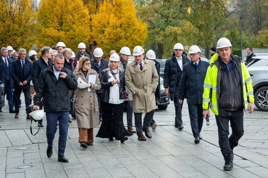 Uczestnicy Forum Samorządowego na placu rozbudowy opery, fot. Tomasz Czachorowski dla UMWKP