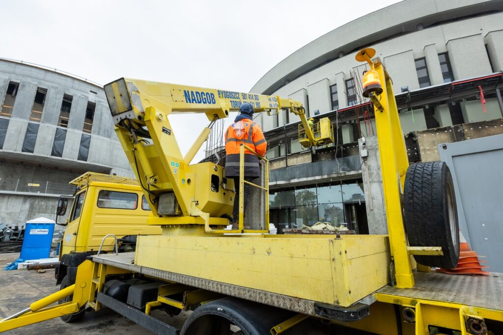 Uczestnicy Forum Samorządowego na placu rozbudowy opery, fot. Tomasz Czachorowski dla UMWKP