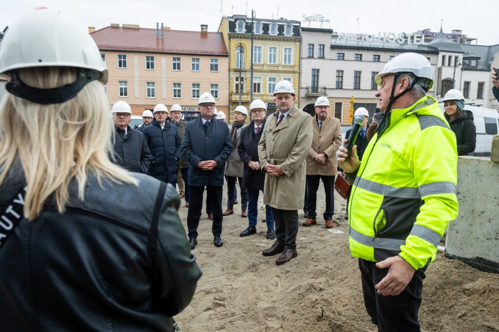 Uczestnicy Forum Samorządowego na placu rozbudowy opery, fot. Tomasz Czachorowski dla UMWKP