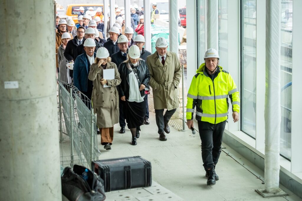 Uczestnicy Forum Samorządowego na placu rozbudowy opery, fot. Tomasz Czachorowski dla UMWKP