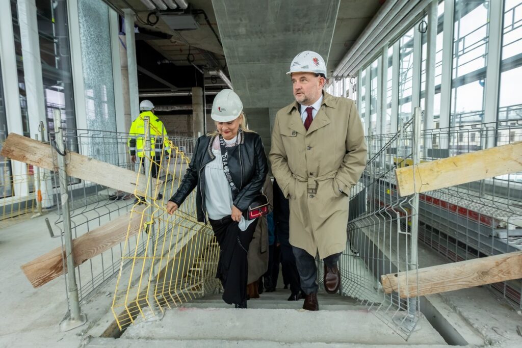 Uczestnicy Forum Samorządowego na placu rozbudowy opery, fot. Tomasz Czachorowski dla UMWKP