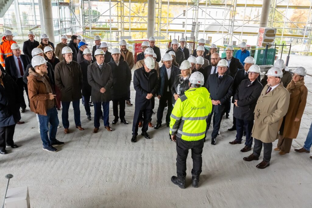 Uczestnicy Forum Samorządowego na placu rozbudowy opery, fot. Tomasz Czachorowski dla UMWKP