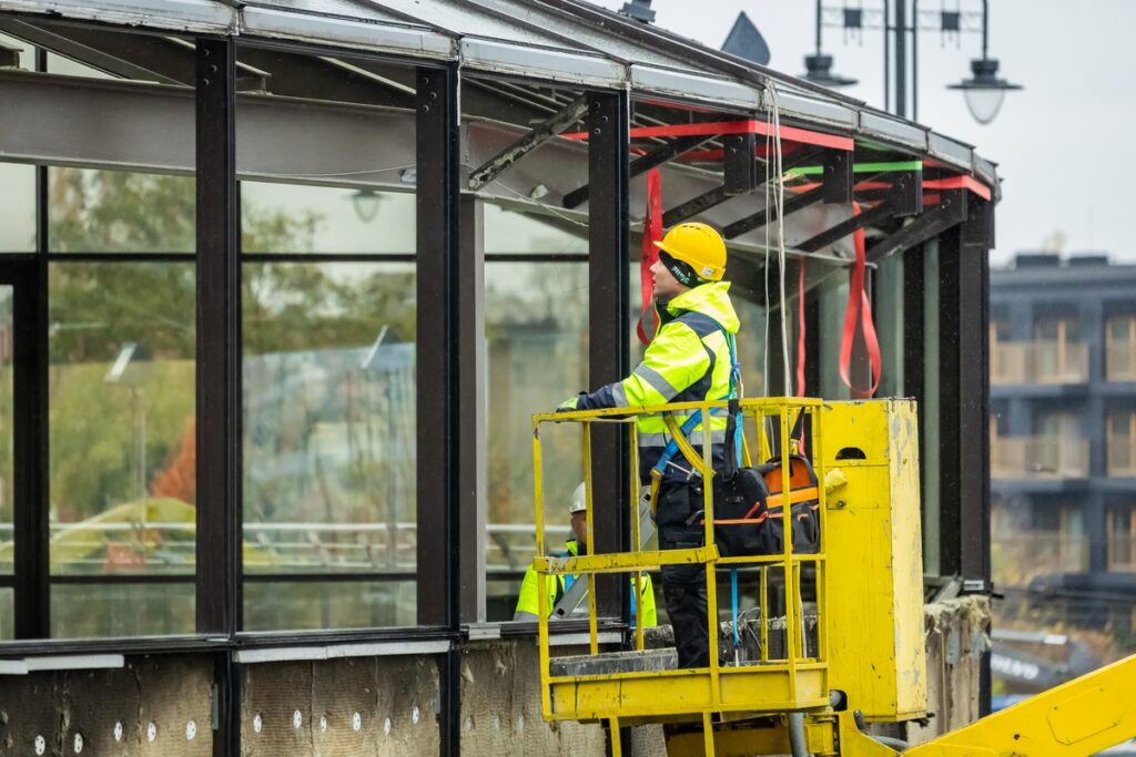 Uczestnicy Forum Samorządowego na placu rozbudowy opery, fot. Tomasz Czachorowski dla UMWKP
