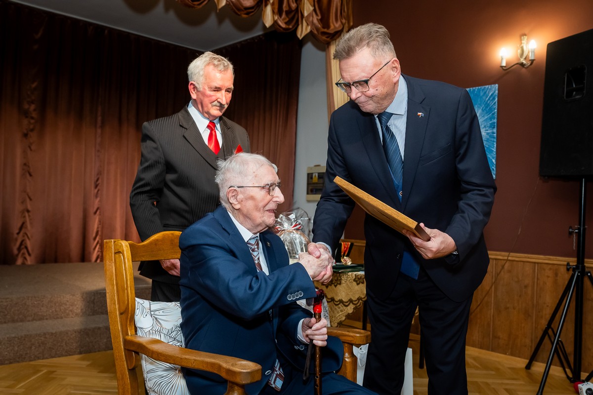 Wręczenie medalu Unitas Durat Zdzisławowi Rakowskiemu, fot. Tomasz Czachorowski/eventphoto.com.pl dla UMWKP