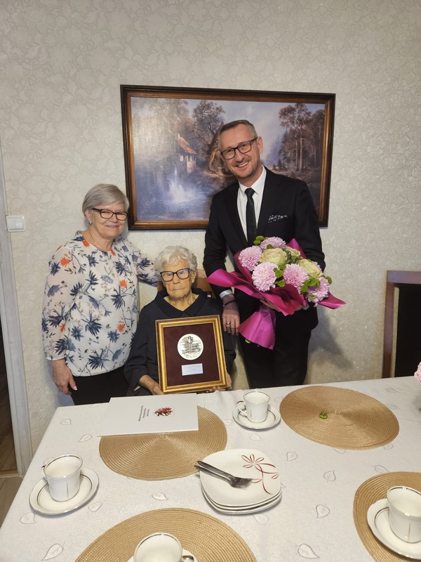 Wręczenie medalu Unitas Durat Janinie Radziejewskiej, fot. UMWKP